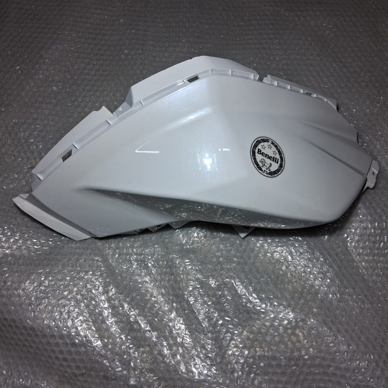 Panel derecho del tanque de combustible blanco con calcomanias (TRK502X)