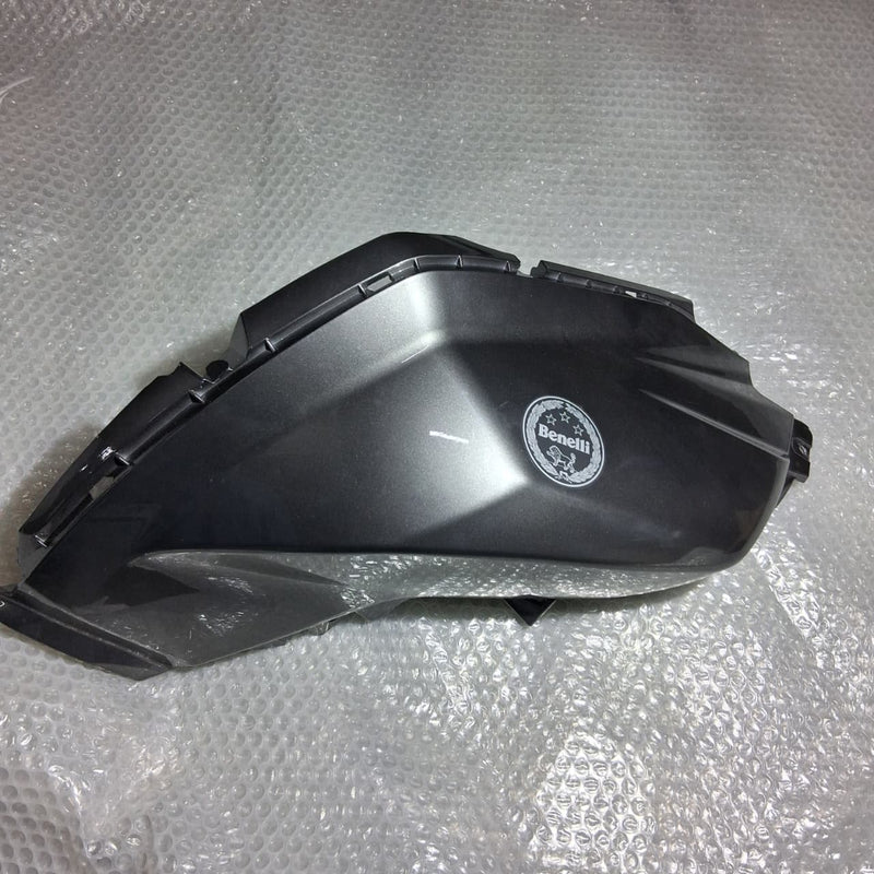 Panel derecho del tanque de combustible gris con calcomanias (TRK502X)