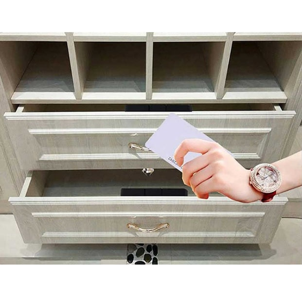 Cerradura electrónica invisible para gabinetes.