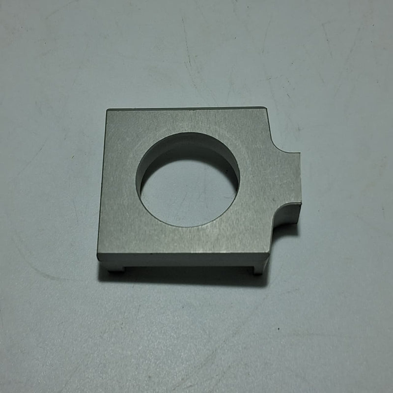 Placa de ajuste de cadena derecha (TNT600)