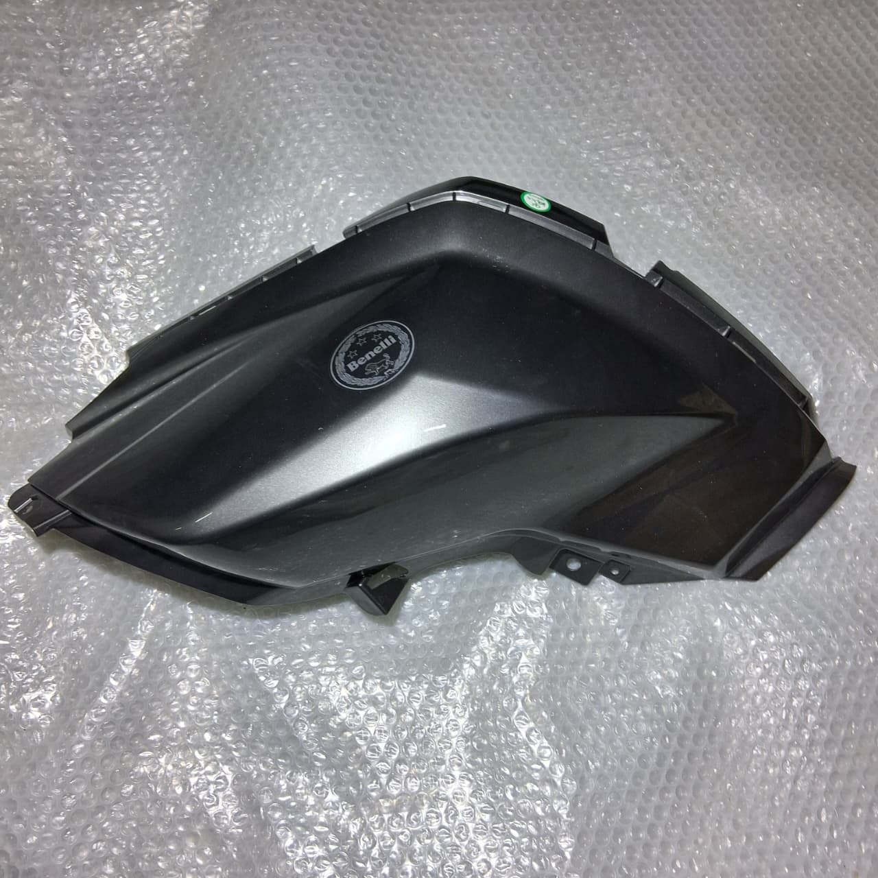 Panel izquierdo del tanque de combustible gris con calcomanias (TRK502X)