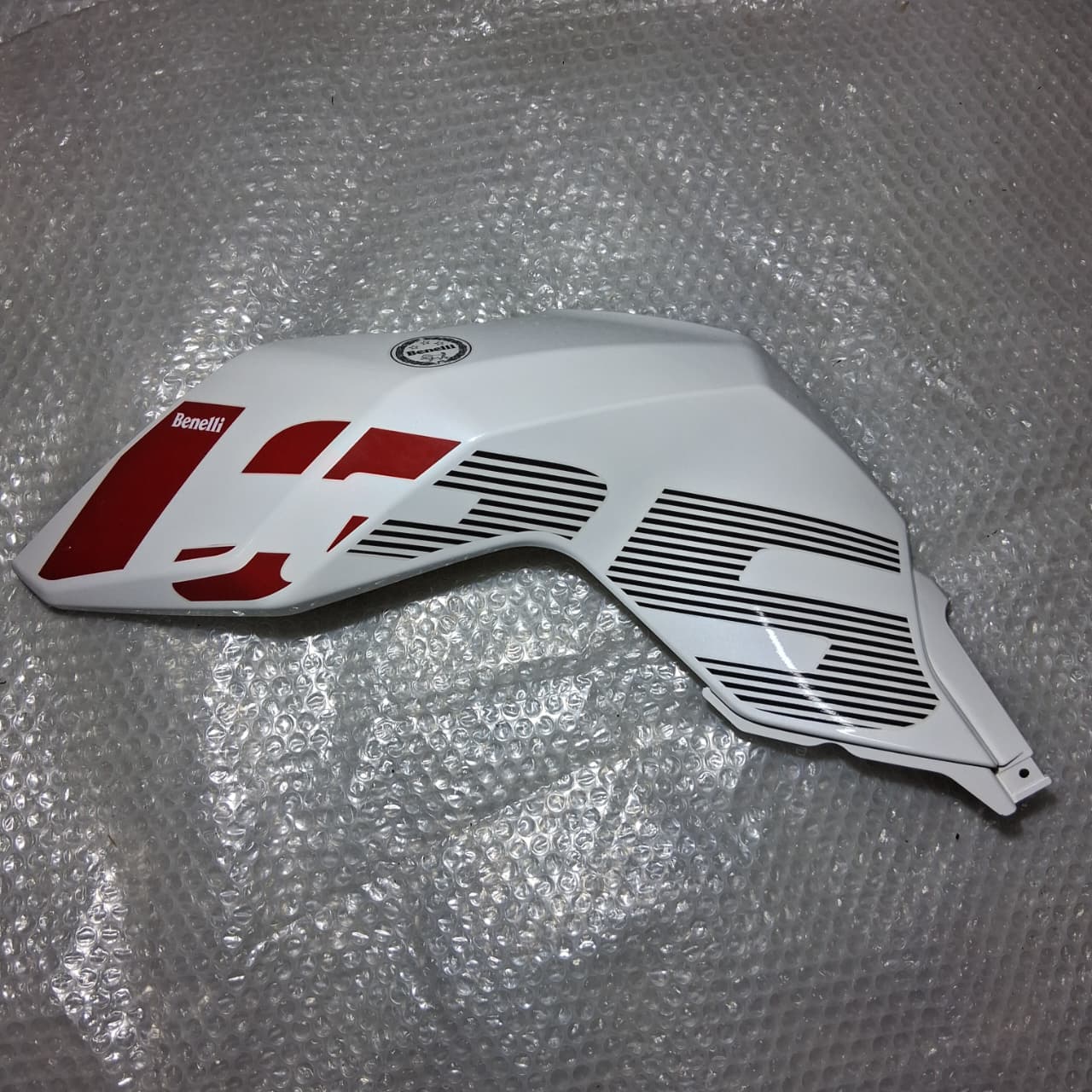 Covertor delantero izquiero del tanque de combustible blanco con calcomanias (TNT135)