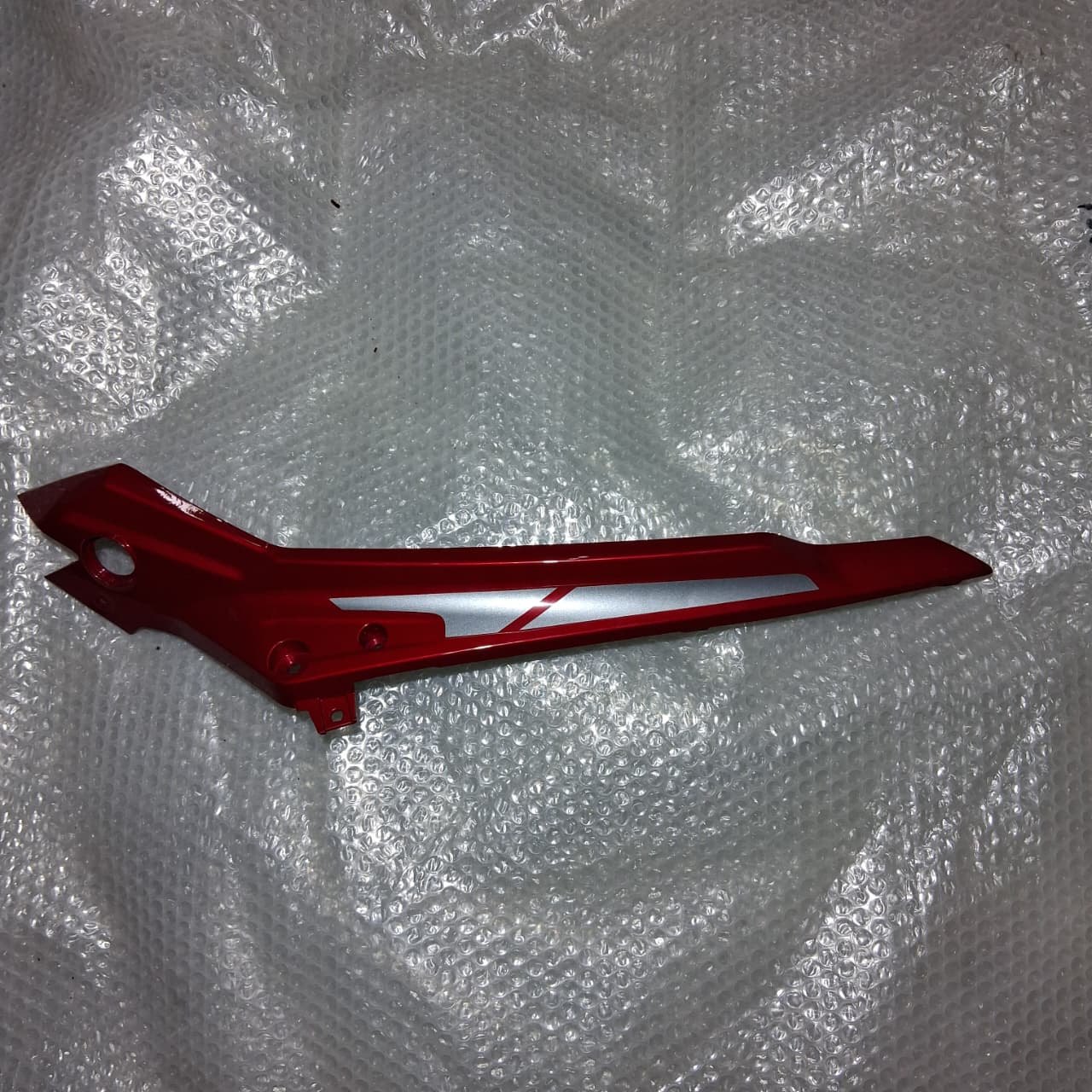 Covertor decorativo frontal izquierdo rojo con calcomanias (TRK502X)