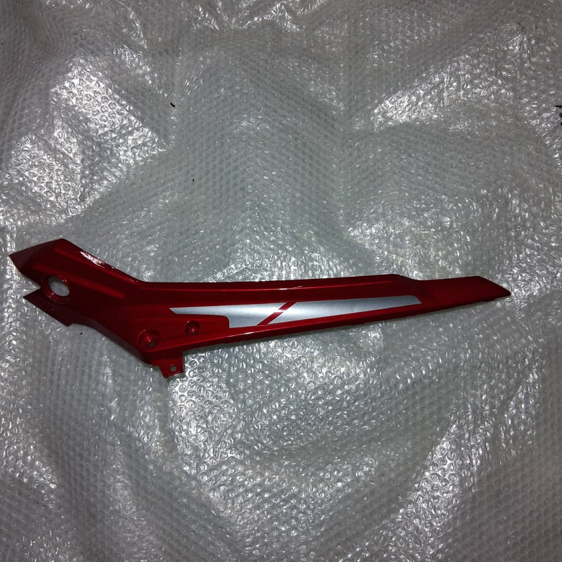 Covertor decorativo frontal izquierdo rojo con calcomanias (TRK502X)