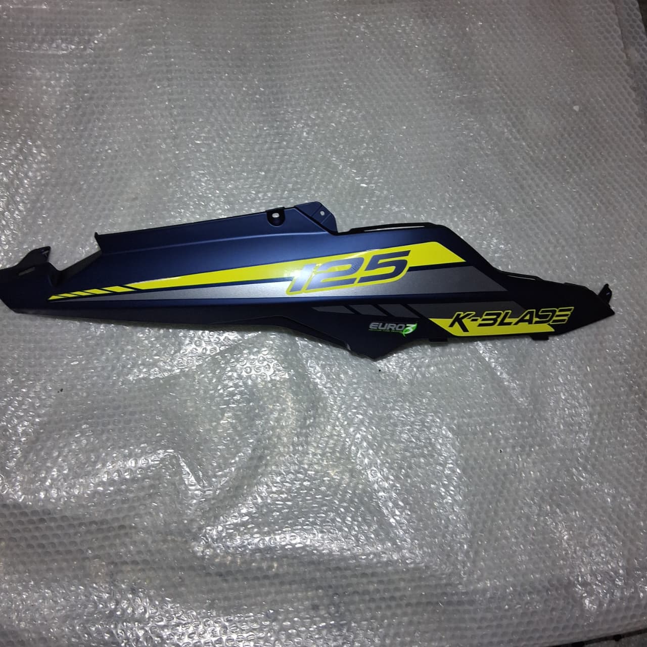 Panel lateral derecho azul con calcomanias (K-BLADE125)