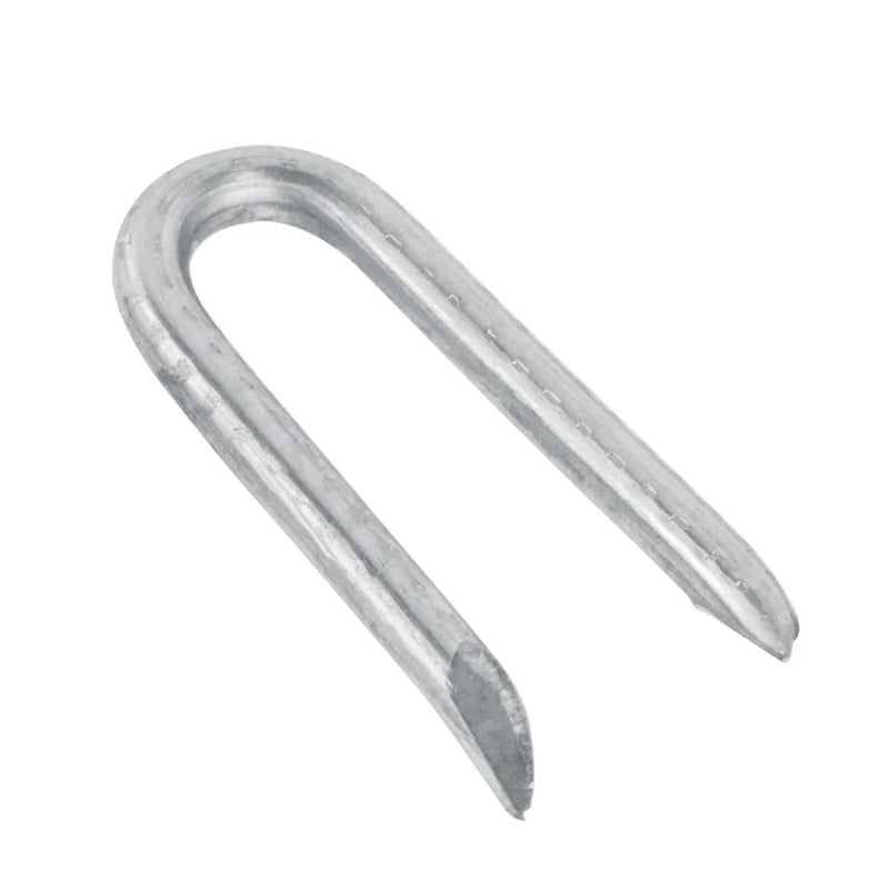 Clavos Grapas U galvanizada de 3.8mm x32 mm. para alambre de puas (Bolsa de 1kg. / 2.2lbs)