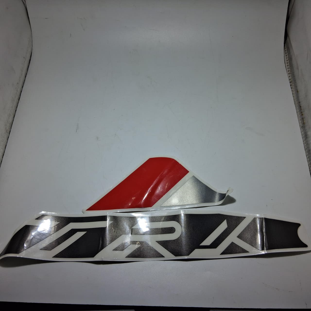 Calcomania TRK del panel protector delantero izquierdo (TRK502X)