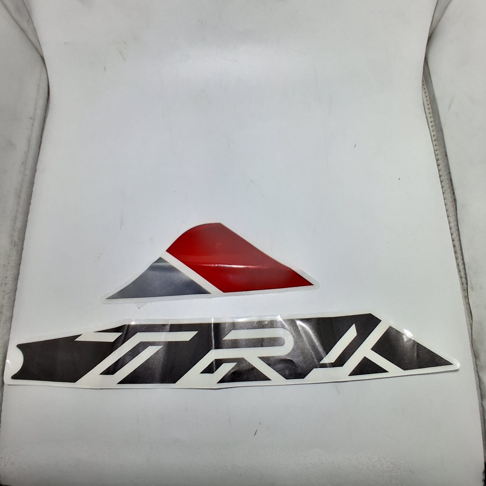 Calcomania TRK del panel protector delantero derecho (TRK502X)