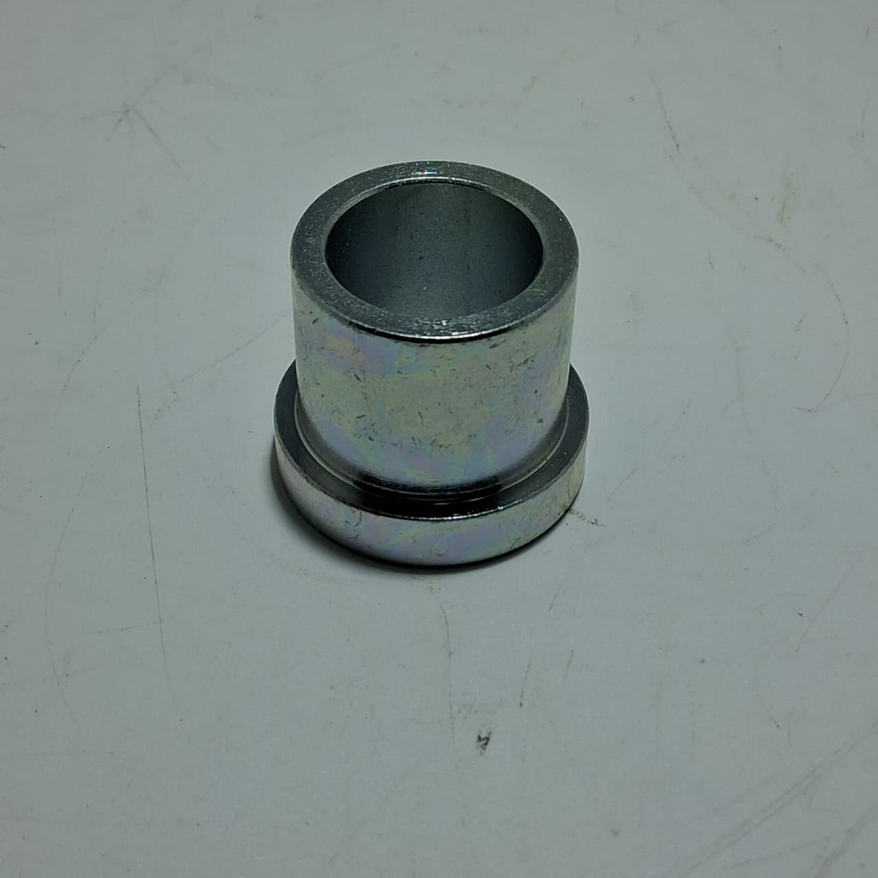 Buje izquierdo de la rueda delantera (LEONCINO500 / TRK502X)