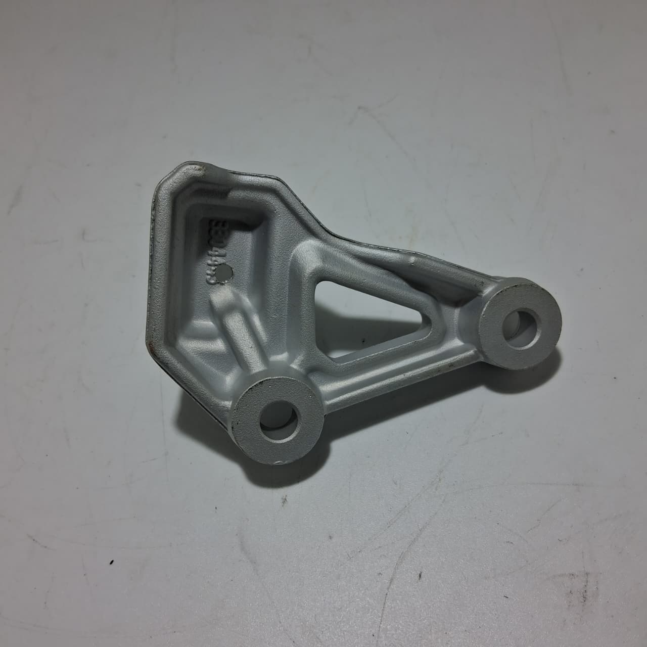 Anclaje de posa pie delantero derecho (TRK251 / TRK502X)