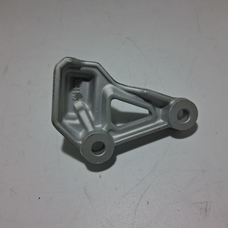 Anclaje de posa pie delantero derecho (TRK251 / TRK502X)