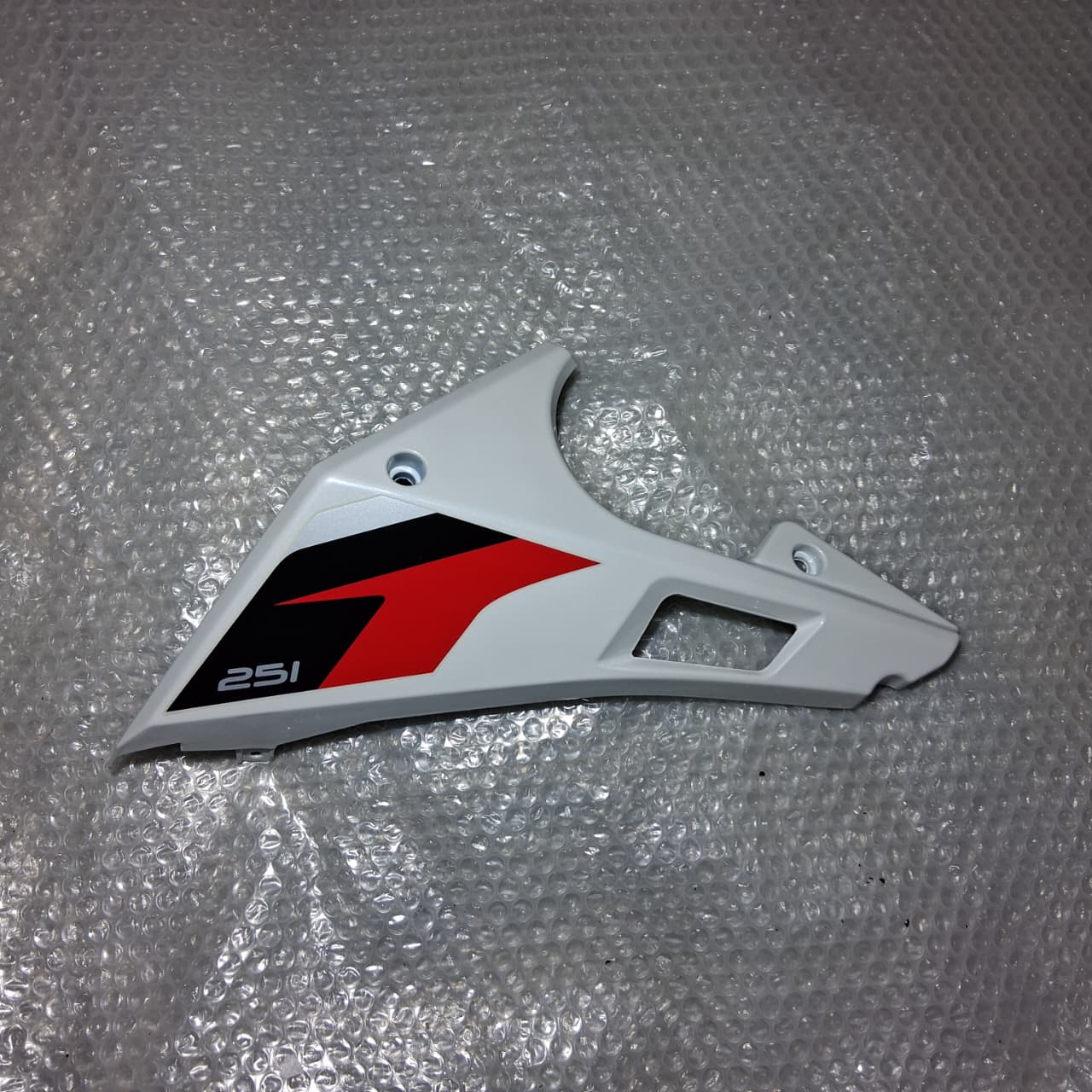 Covertor inferior izquierdo blanco con calcomanias (TNT25)