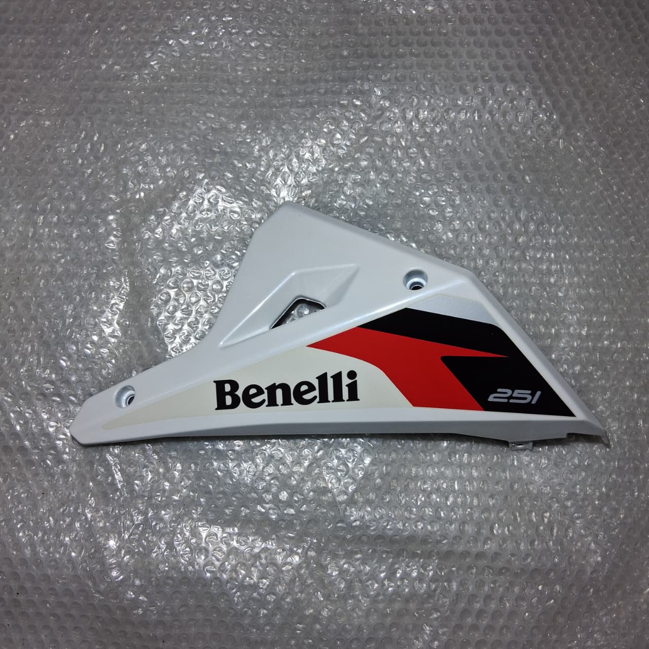 Covertor inferior derecho blanco con calcomanias (TNT25)