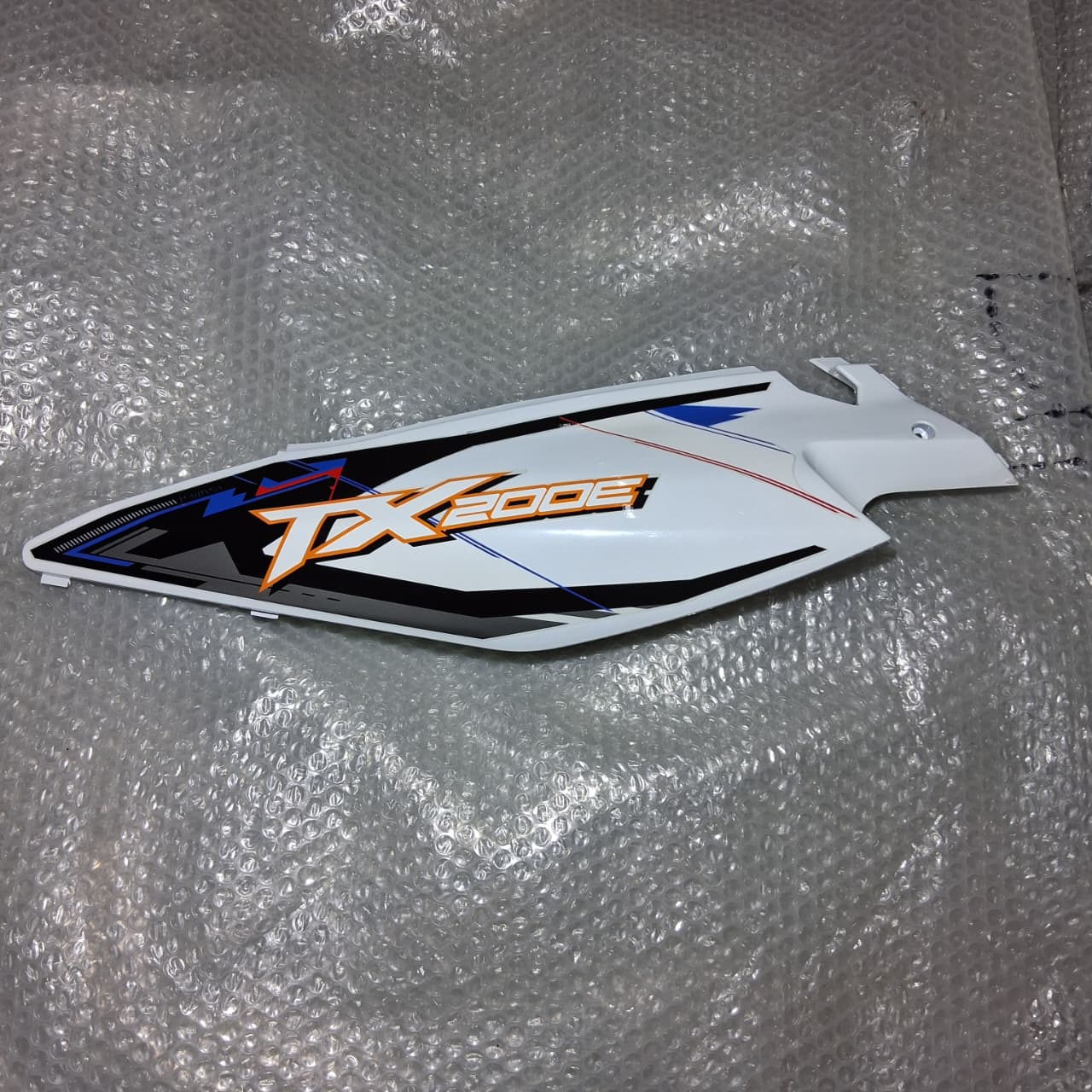 Covertor trasero lateral izquierdo blanco con calcomanias (TX200)