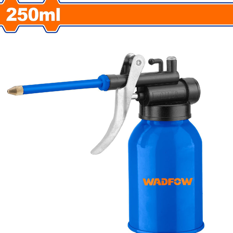 Aceitera Lata de aceite de metal con boquilla. Cap:250ml. Espesor:0.4mm. Cuerpo de Acero. Resiste al óxido.