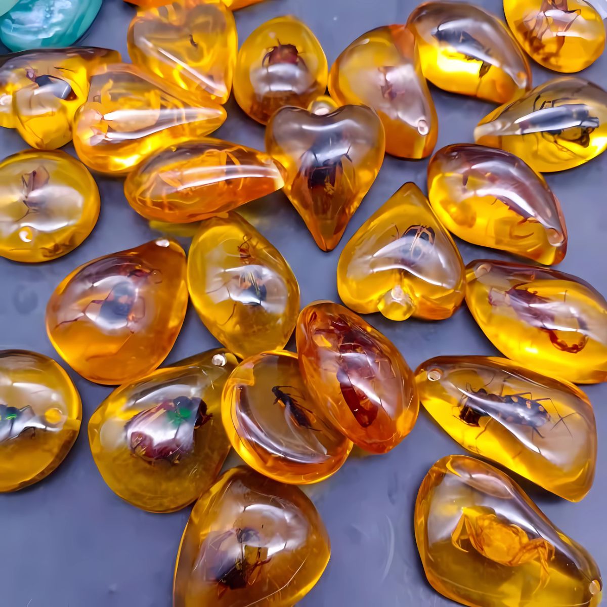Piedras Decorativas Tipo Ámbar con Insectos Incrustados.