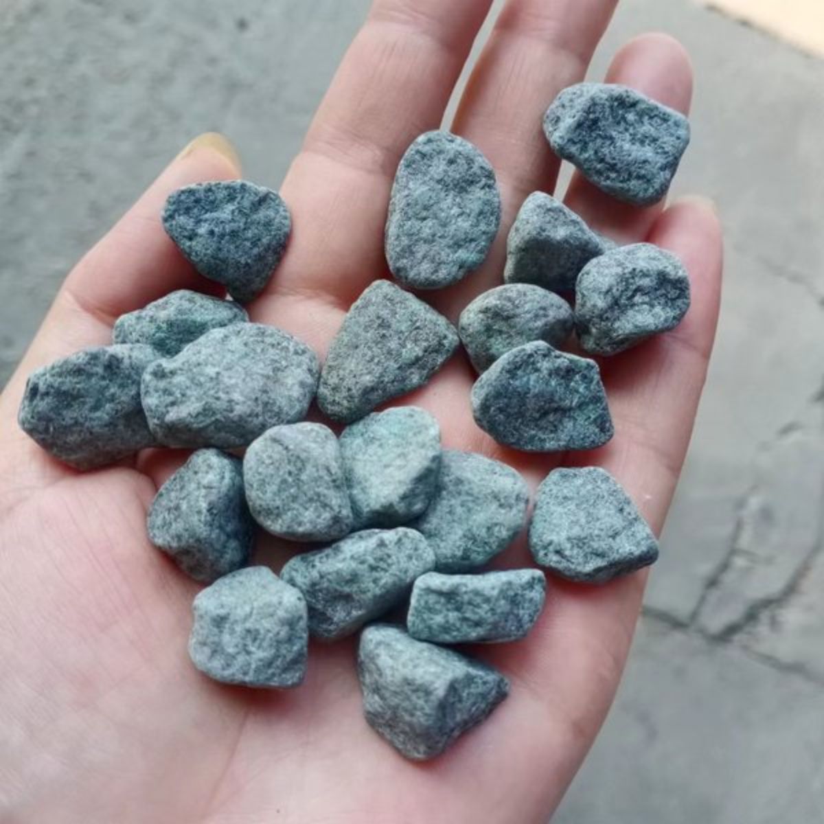 Piedra Natural Cruda Gris Decorativa para Jardín, Macetas, Decoración. (500 gramos). 10-20mm
