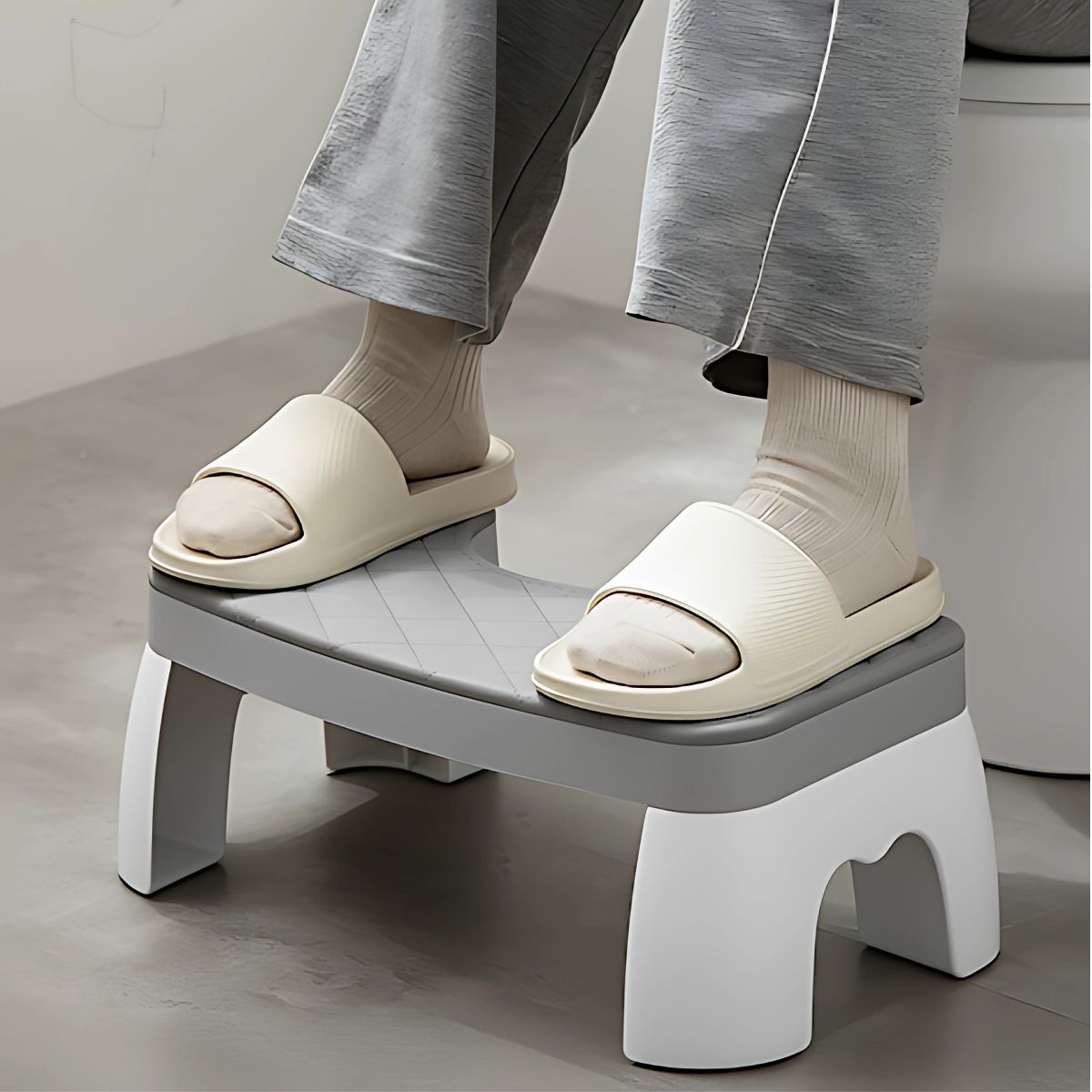 Banco Ergonómico Para Inodoro. Taburete Antideslizante Color Gris Con Blanco 42x25x17 cm.