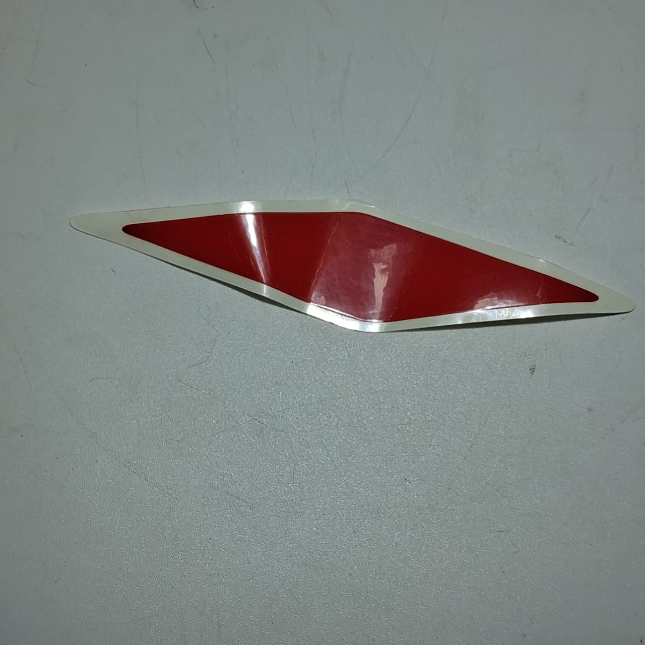 Calcomania placa decorativa frontal izquierda (TRK502X)