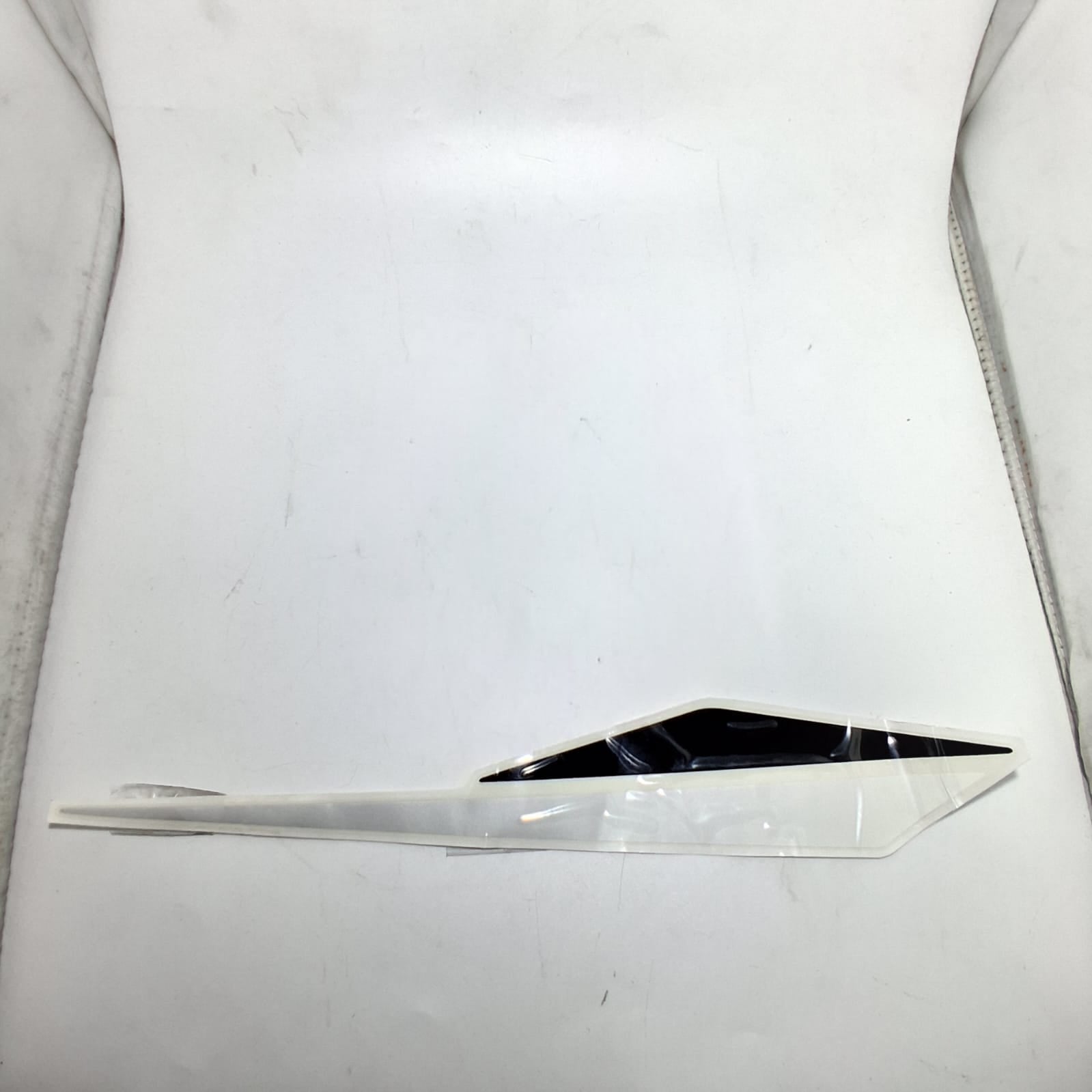 Calcomania del covertor frontal superior izquierdo (TRK251)