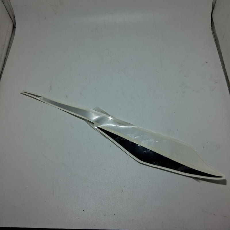 Calcomania del covertor frontal superior derecho (TRK251)