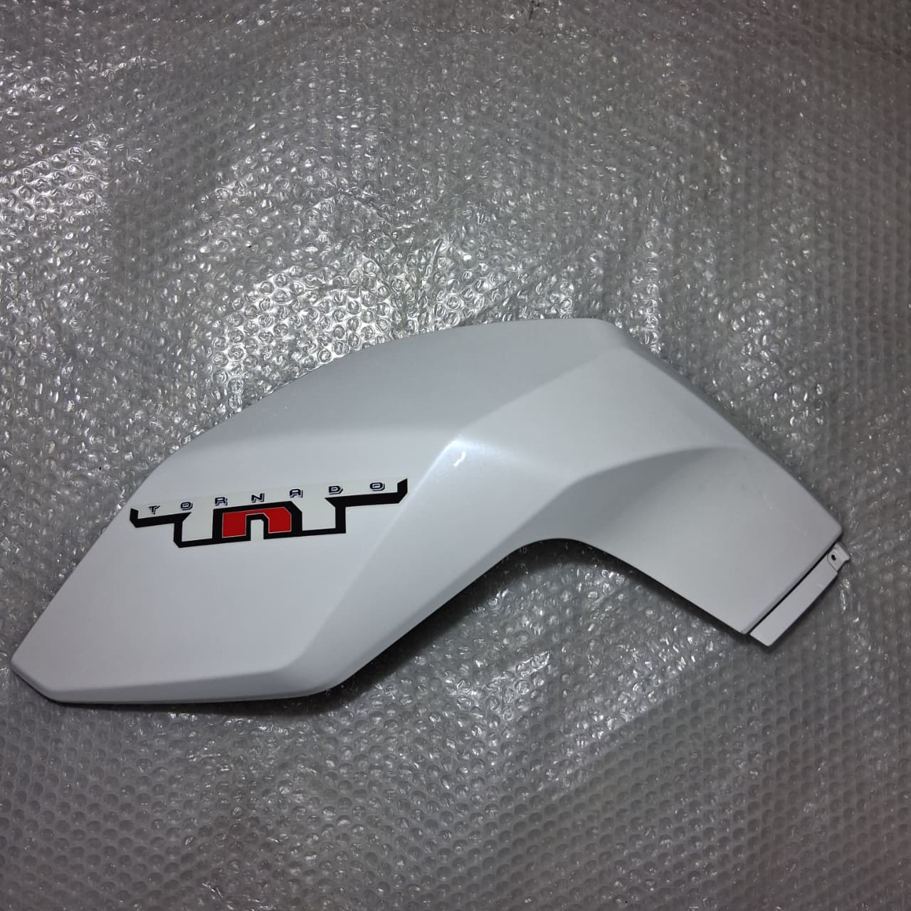 Covertor izquierdo de tanque Blanco con calcomanias (TNT25)