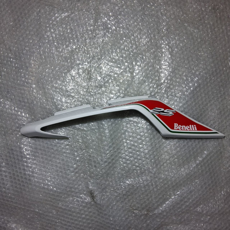 Covertor trasero superior derecho blanco con calcomanias (TNT25)