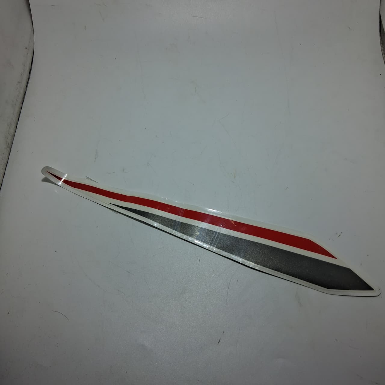 Calcomania derecha trasera blanca (RKG150)