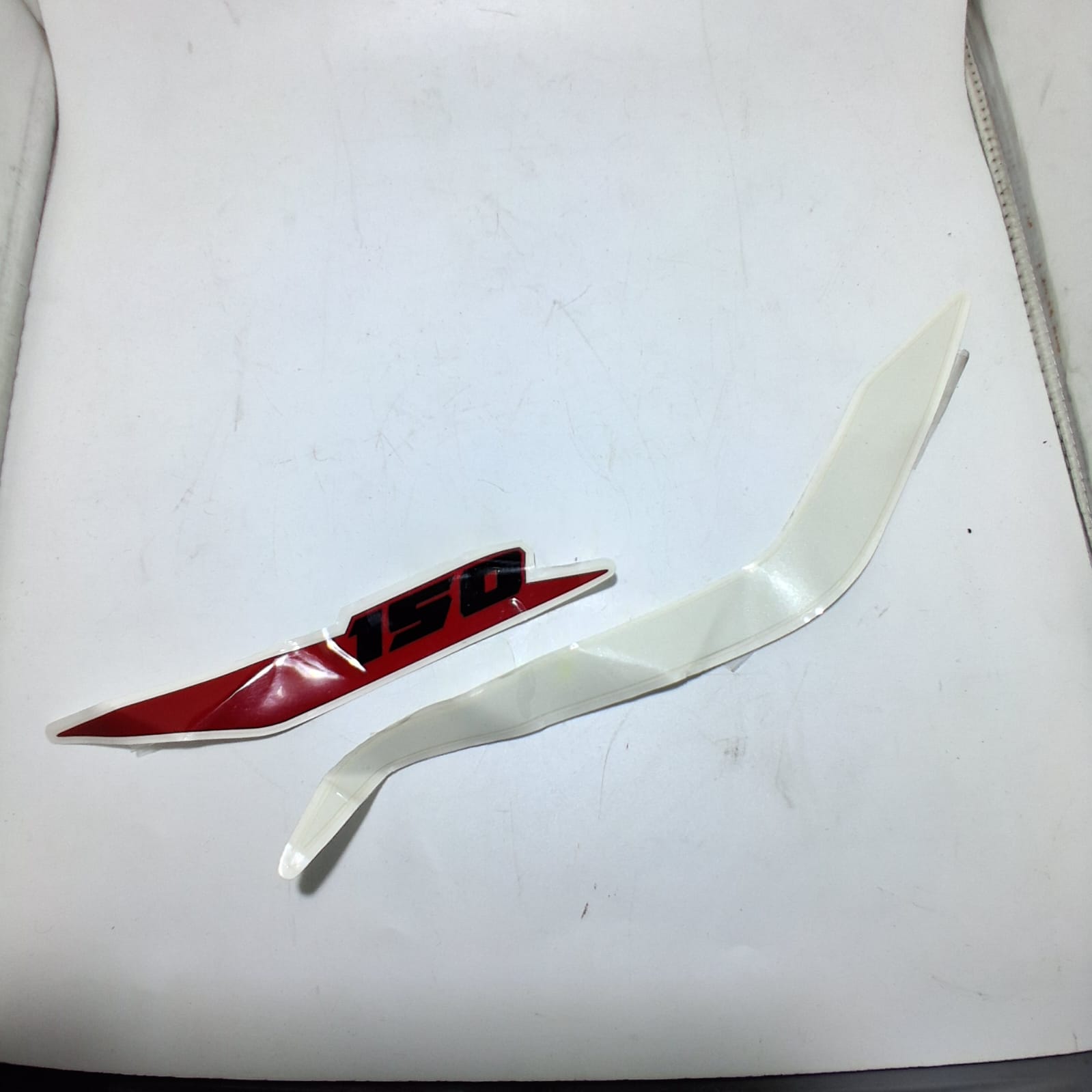 Calcomania del covertor trasero izquierdo negro (TNT150)