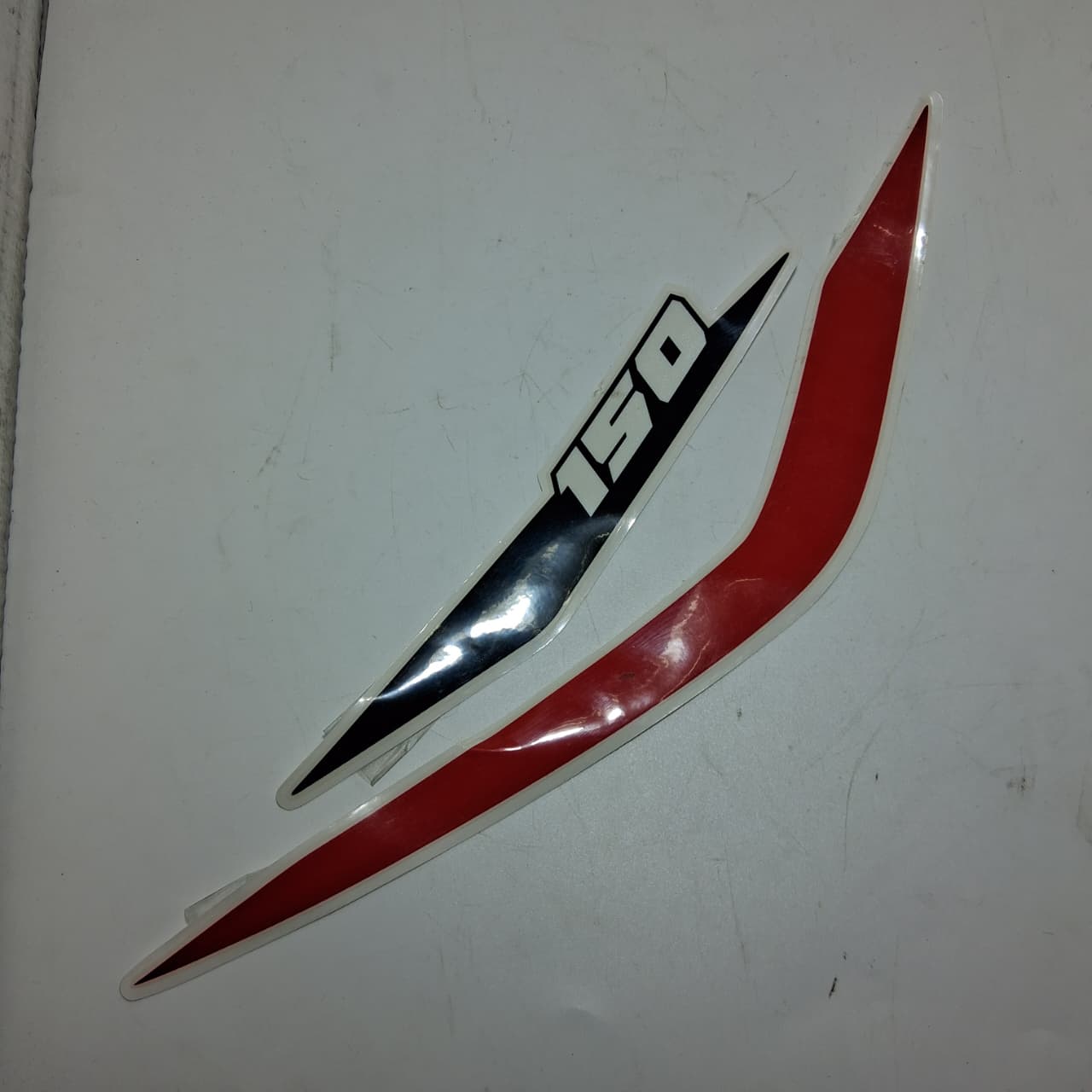 Calcomania del covertor trasero izquierdo blanco (TNT150)