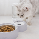 Tazón doble de agua y alimento para mascotas con base y soporte de plastico. Color Gris