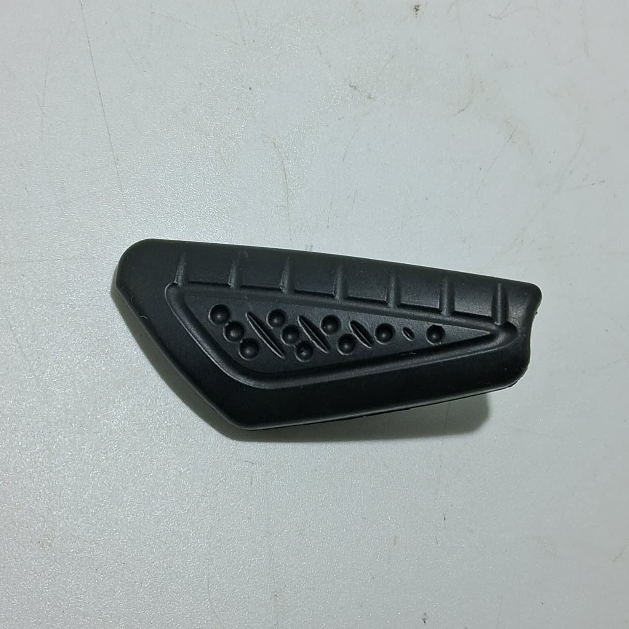 Goma de posa pie derecho (TNT25 / TRK251 / LEONCINO250 / 302S / TNT600 / 752S / TRK502X)