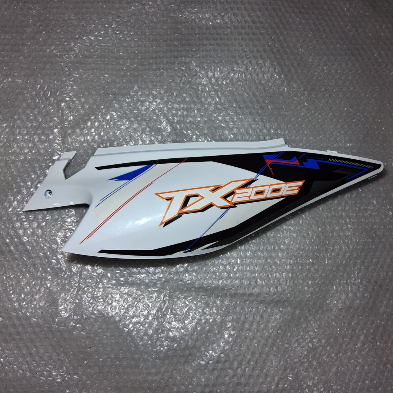 Covertor trasero lateral derecho blanco con calcomanias (TX200)