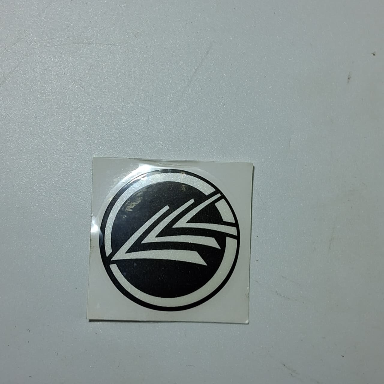 Calcomania del guardabarros delantero blanca (RKG150)