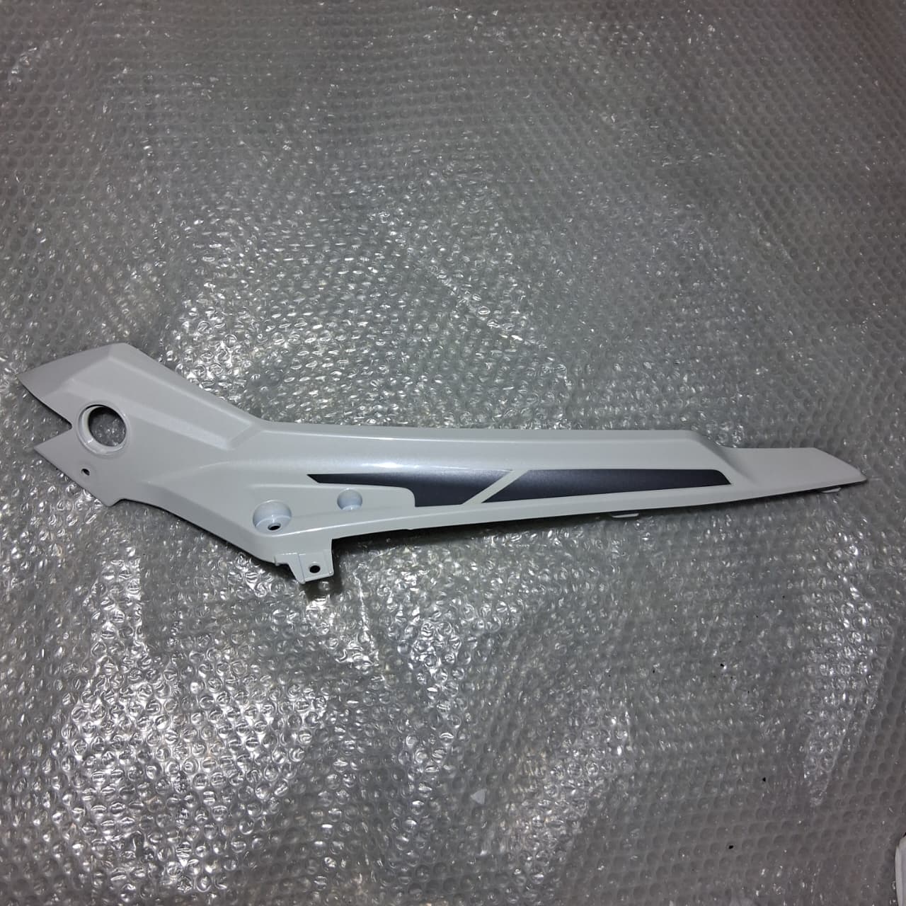 Covertor decorativo frontal izquierdo blanco con calcomanias (TRK502X)