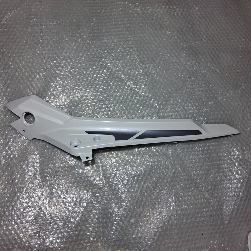 Covertor decorativo frontal izquierdo blanco con calcomanias (TRK502X)