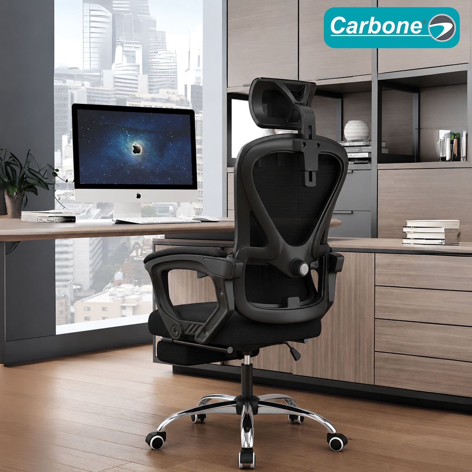 Silla de oficina ergonómica negra con respaldo de malla y apoyabrazos fijo. Silla cómoda para escritorio