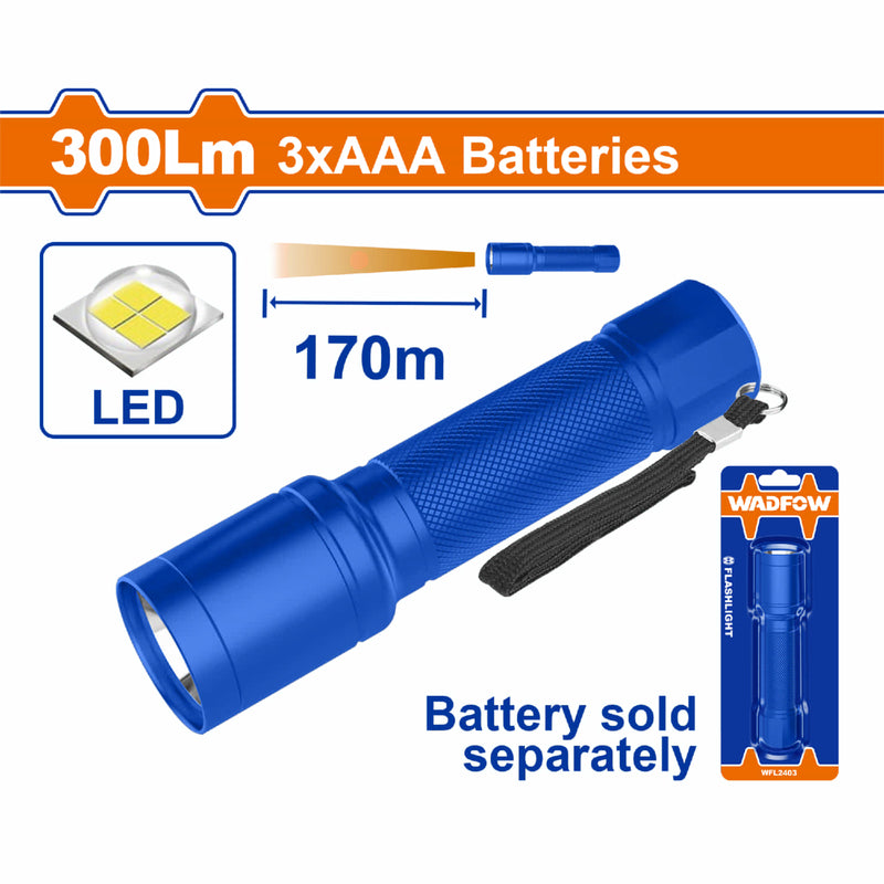 Linterna de mano 300Lm. Interruptor de Luz. Usa 3 pilas alcalinas AAA. Peso: 104g. D/L: 136/34mm.