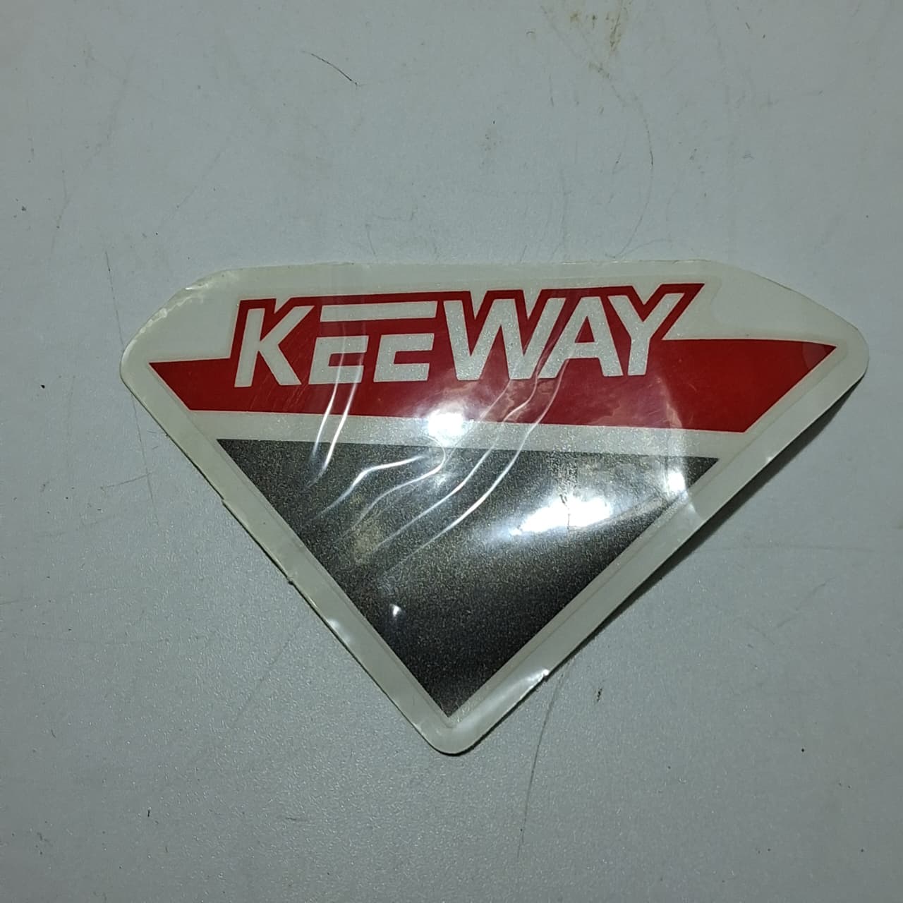 Calcomania izquierda del guardabarros delantero blanca (RKG150)