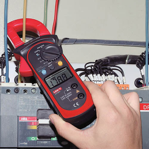 Medidor de abrazadera Pinza amperimétrica 600V 200A es una herramienta diseñada para medir voltaje