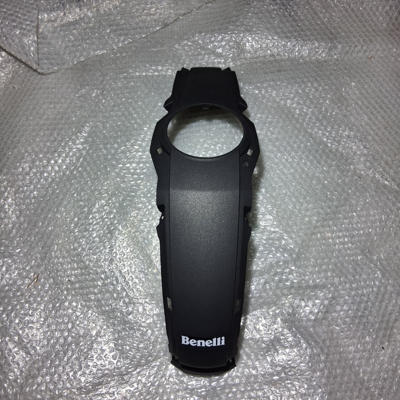 Covertor central del tanque negro con calcomanias (TNT150)