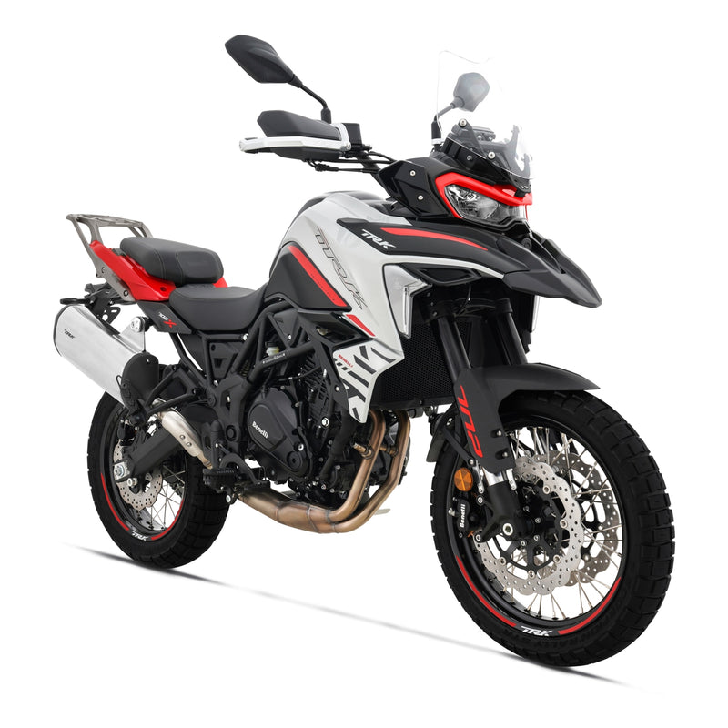 Benelli TRK702X 698cc Color Blanco  Motor de 2 cilindros, 4 tiempos, 8 válvulas, refrigerado por líquido, DOHC.