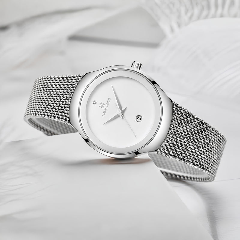 Naviforce Reloj Analógico Plateado con Esfera Blanca, Correa de Malla de Acero Inoxidable, Diámetro de 32 mm y Resistencia al Agua 3 ATM.