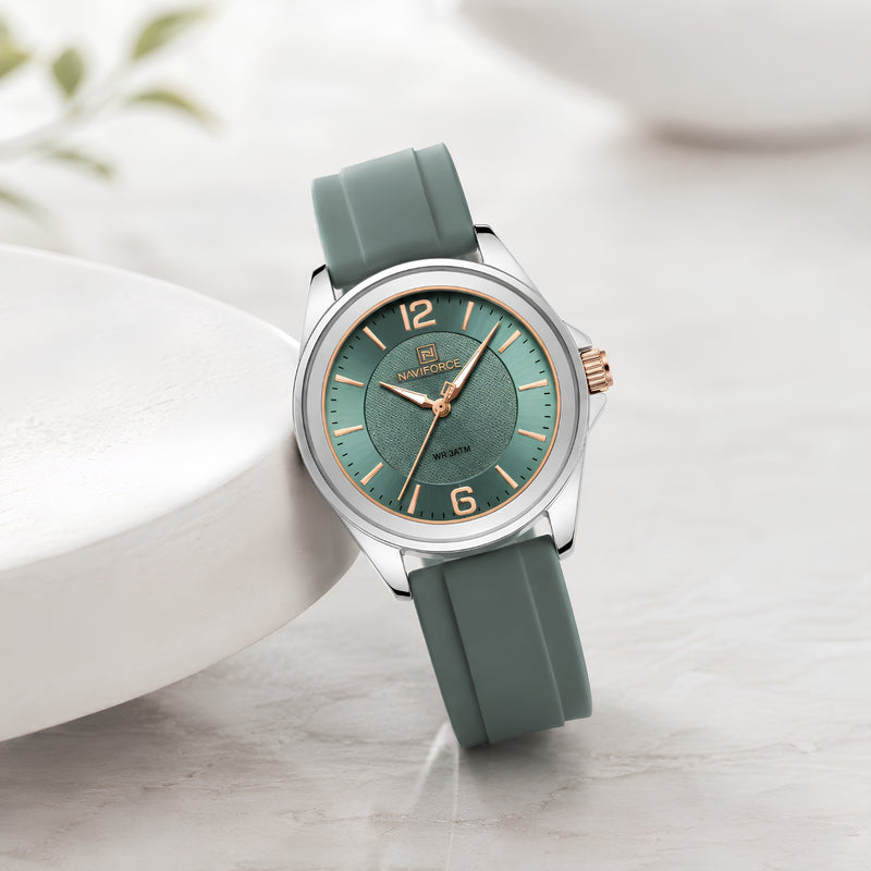 Naviforce Reloj Analógico Verde con Detalles Plateados y Correa de Silicona, Diámetro de 36 mm, Cristal Mineral Endurecido y Resistencia al Agua 3 ATM.