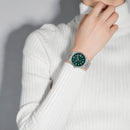 Naviforce Reloj Analógico Plateado con Esfera Verde y Correa de Acero Inoxidable, Diámetro de 35 mm, Cristal Mineral Endurecido, Calendario y Resistencia al Agua 3 ATM.