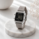 Naviforce Reloj Digital Gris con Detalles Plateados y Correa de Silicona, Diámetro de 34 mm, Cristal Acrílico HD y Resistencia al Agua 5 ATM.
