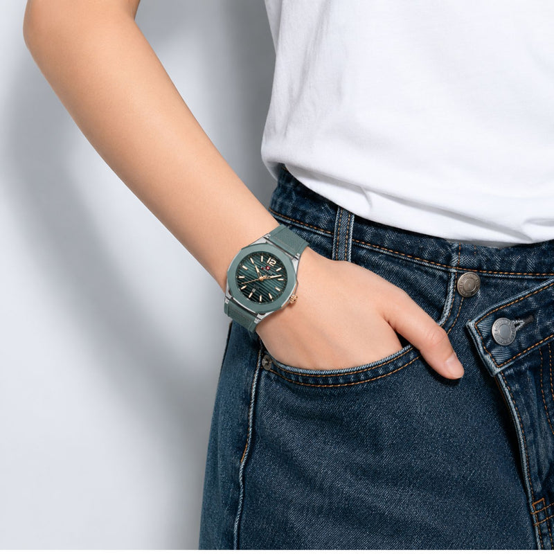 Naviforce Reloj Analógico Verde con Detalles Plateados con Correa de Acero Inoxidable, Diámetro de 35 mm, Cristal Acrílico HD y Resistencia al Agua 5 ATM.
