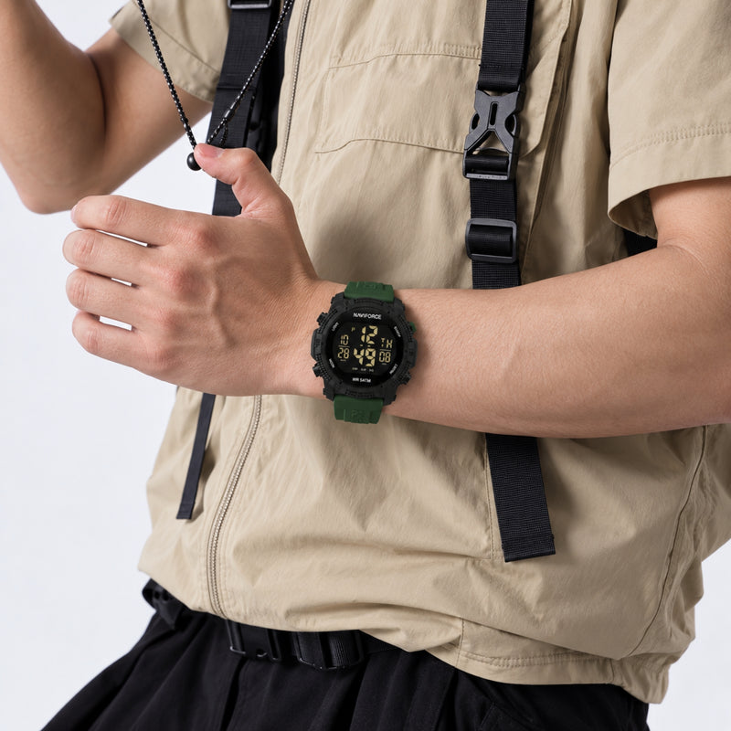 Naviforce Reloj Digital Negro con Detalles Verdes, Correa de Silicona, Diámetro de 45 mm, Cristal Acrílico HD y Resistencia al Agua 5 ATM.