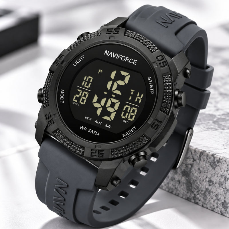 Naviforce Reloj Digital Negro con Detalles Grises, Correa de Silicona, Diámetro de 45 mm, Cristal Acrílico HD y Resistencia al Agua 5 ATM.