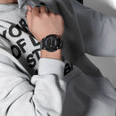 Naviforce Reloj Digital Gris Oscuro con Detalles Negros, Correa de TPU, Diámetro de 45 mm, Cristal Acrílico HD y Resistencia al Agua 5 ATM.